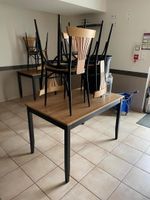 Mobilier de salle de restauration à savoir : 4 tables 2 couv… (photo 2)
