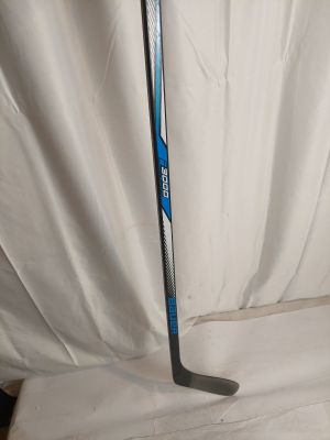un gros plan d'une crosse de hockey posée sur un drap blanc