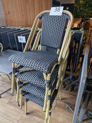 de nombreuses chaises exposées dans le magasin