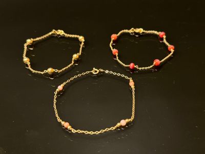 Ensemble de trois bracelets en or ponctué de perles en or et…