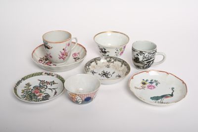 de nombreuses tasses et soucoupes posées sur une table