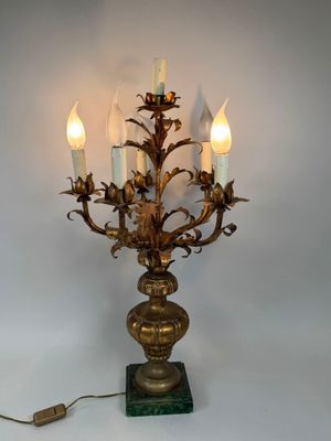 une lampe posée sur une table