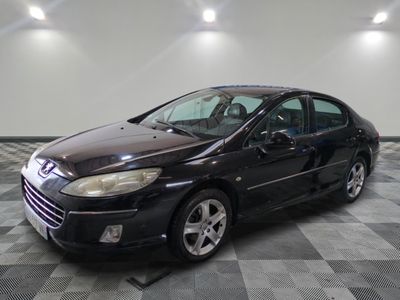 la photo d'une voiture noire garée dans un garage