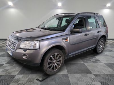 une photo d'une Land Rover grise garée dans un garage