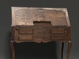 un petit bureau en bois avec un tiroir