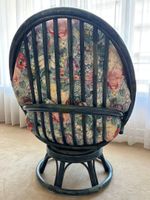 Fauteuil à l'assise pivotante en rotin teinté bleu avec une … (photo 4)