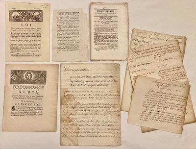 plusieurs vieux papiers sont posés sur une table