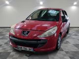 la photo d'une voiture rouge garée dans un garage