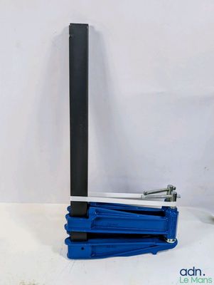 un gros plan sur deux outils posés sur une table