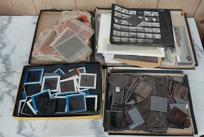 beaucoup de vieilles photos dans une boîte posée sur une table