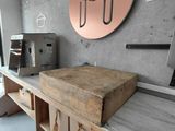 une table en bois sur laquelle est posée une planche à découper en bois