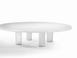 une image représentant une table blanche avec quatre pieds et un plateau rond