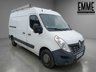 La camionnette blanche est garée dans une grande pièce.