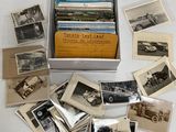 une vieille photo montrant une boîte remplie de vieilles photos de personnes