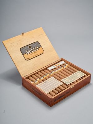 une boîte en bois contenant des cigares, sur laquelle est apposée une étiquette