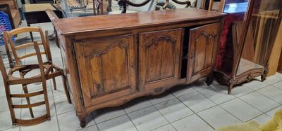une grande armoire en bois surmontée d'un miroir