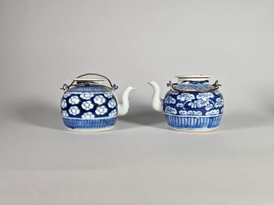 trois théières en porcelaine bleue et blanche, avec couvercle et anse