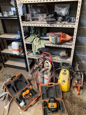 de nombreux outils qui prennent la poussière sur les étagères du garage