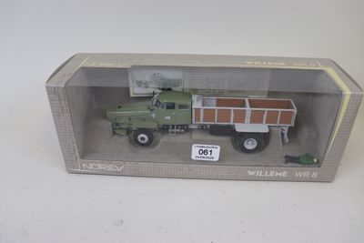 camion de jouet avec remorque, dans sa boîte, posé sur une surface blanche