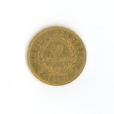 une pièce d'or sur une surface blanche avec un fond blanc
