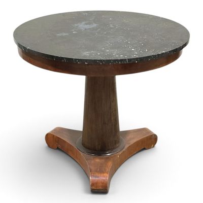 un gros plan d'une table au plateau en marbre sur fond blanc