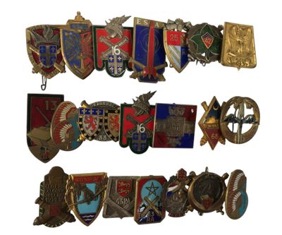 de nombreux types de badges différents sur fond blanc
