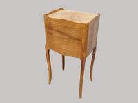 Une table de chevet en bois de placage ouvrant par trois tir… (photo 2)