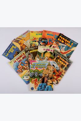 une pile de bandes dessinées posée sur une table