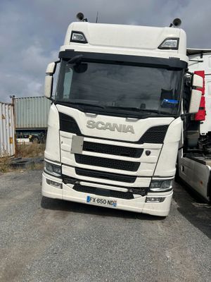 un camion blanc garé à côté d'un autre camion