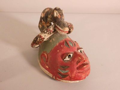 un masque rouge orné d'un nœud sur le dessus
