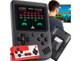 une image représentant un homme en train de jouer à un jeu vidéo sur une console portable