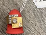 une borne d'incendie rouge sur laquelle est posée une bague en or sertie de diamants