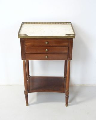 une image d'une petite table en bois avec un plateau en marbre