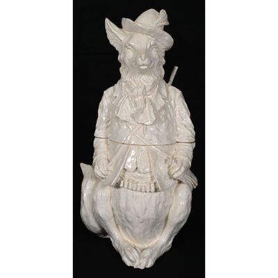 une statue blanche représentant un homme assis sur un oiseau