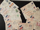 de nombreux timbres posés sur un bureau, à côté d'un clavier
