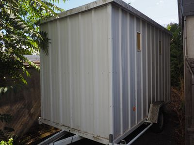une remorque garée à côté d'une maison