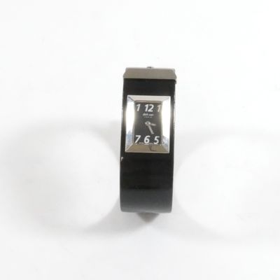 une montre noire avec un cadran argenté sur un fond blanc