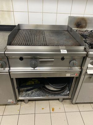 Une planche de cuisson en inox à gaz FAGOR à plaque en fonte…