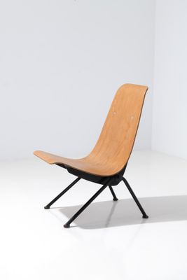 une image représentant une chaise avec une assise en bois et des pieds noirs