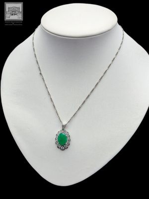 Collier en or blanc 750°/.(18K), orné d'un belle Emeraude de…