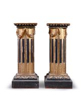 Paire de gaines en bois noirci et doré, figurant des colonne…