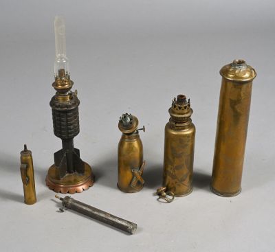 Plusieurs types d'objets en laiton sont exposés sur une surface blanche