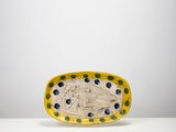 un plat ovale orné d'un motif jaune et bleu