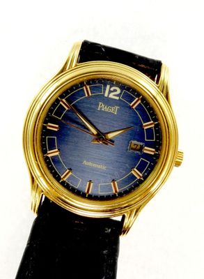 une image d'un gros plan d'une montre-bracelet sur une surface blanche