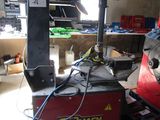 une machine posée sur une palette dans un garage
