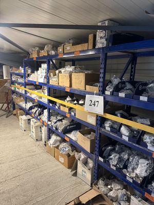 un grand entrepôt où s'empilent des cartons sur les étagères