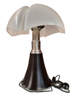 l'image d'une lampe posée sur une table