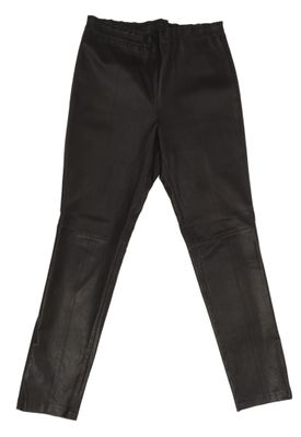 un pantalon en cuir noir sur fond blanc