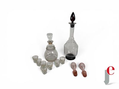 LOT en verre comprenant un service à liqueur, une carafe et …