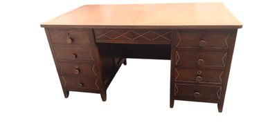 Bureau ouvrant à trois tiroirs de chaque côté et un tiroir e…